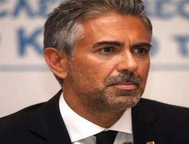 Ο K. Φρουζής της Novartis στα δικαστήρια της Ευελπίδων – Ζητά την απαγόρευση εξόδου του από τη χώρα! (βίντεο)